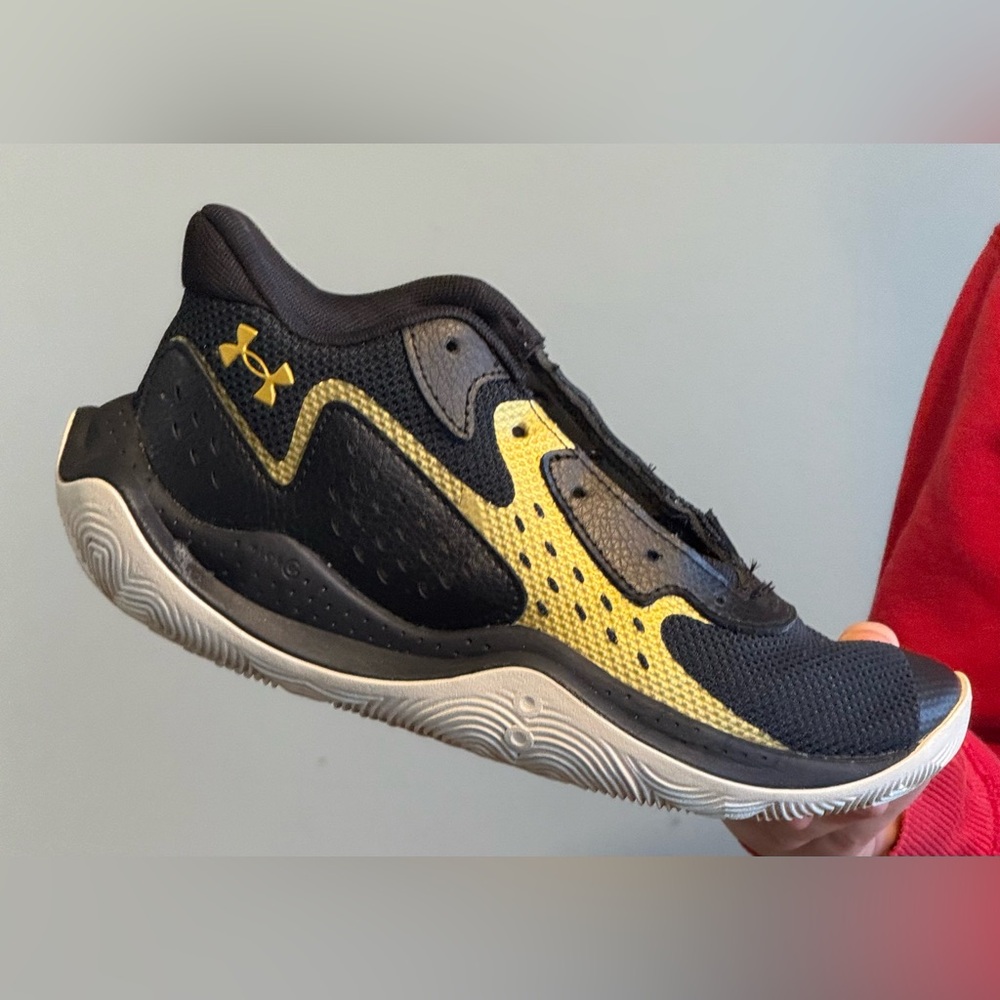 Under Armour Jet '23 basketball shoes black & metallic gold Big Boy’s 7 Y